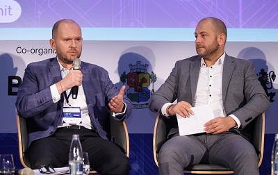 Двама мъже, които са част от конференция