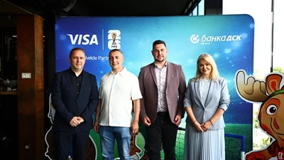 Михаела Темелкова от Банка ДСК, Петър Крилчев от Visa България с двама от тримата печеливши