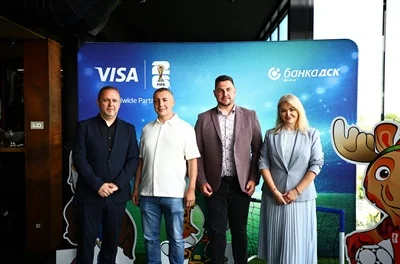 Михаела Темелкова от Банка ДСК, Петър Крилчев от Visa България с двама от тримата печеливши