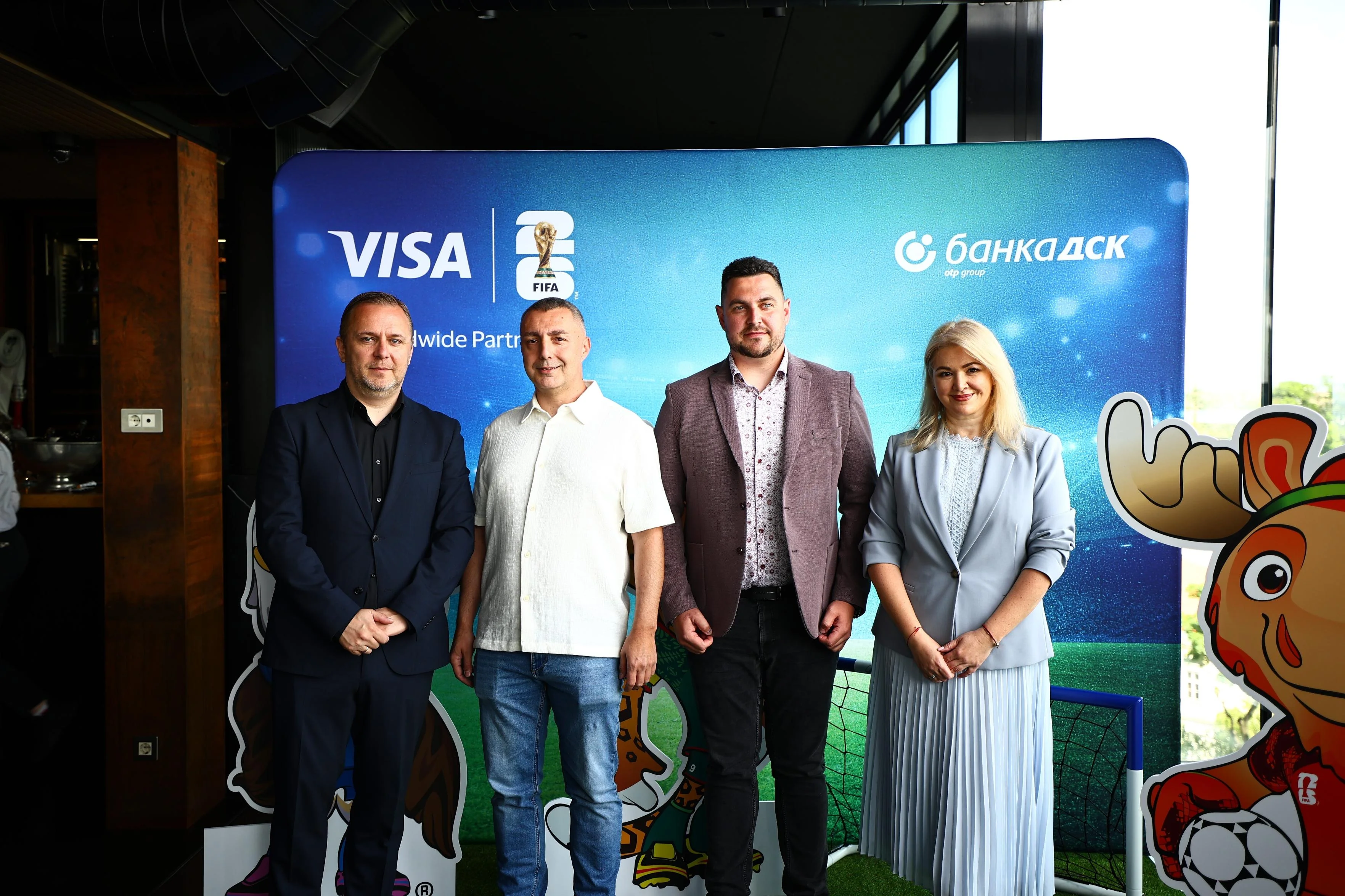 Михаела Темелкова от Банка ДСК и Петър Крилчев от Visa България с двама от тримата печеливши