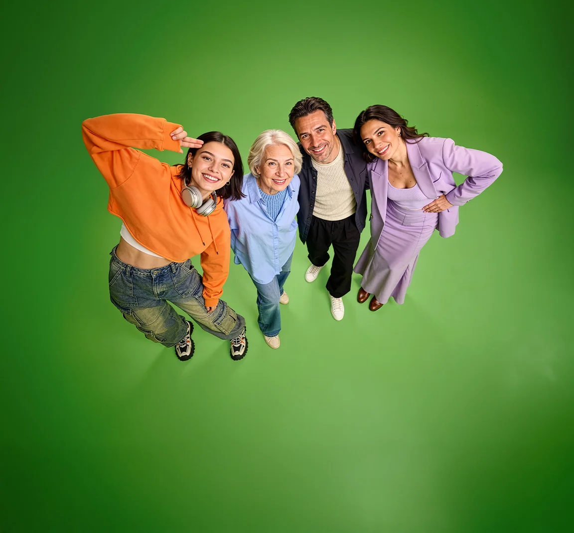 Група хора на зелен фон