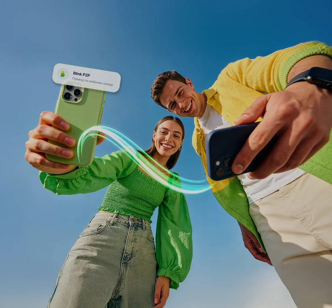 Момиче и момче с телефони