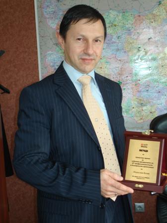 Мирослав Вичев, изпълнителен директор на Банка ДСК и председател на УС на Клуба на ИТ мениджърите в България, с награда от ICT Media