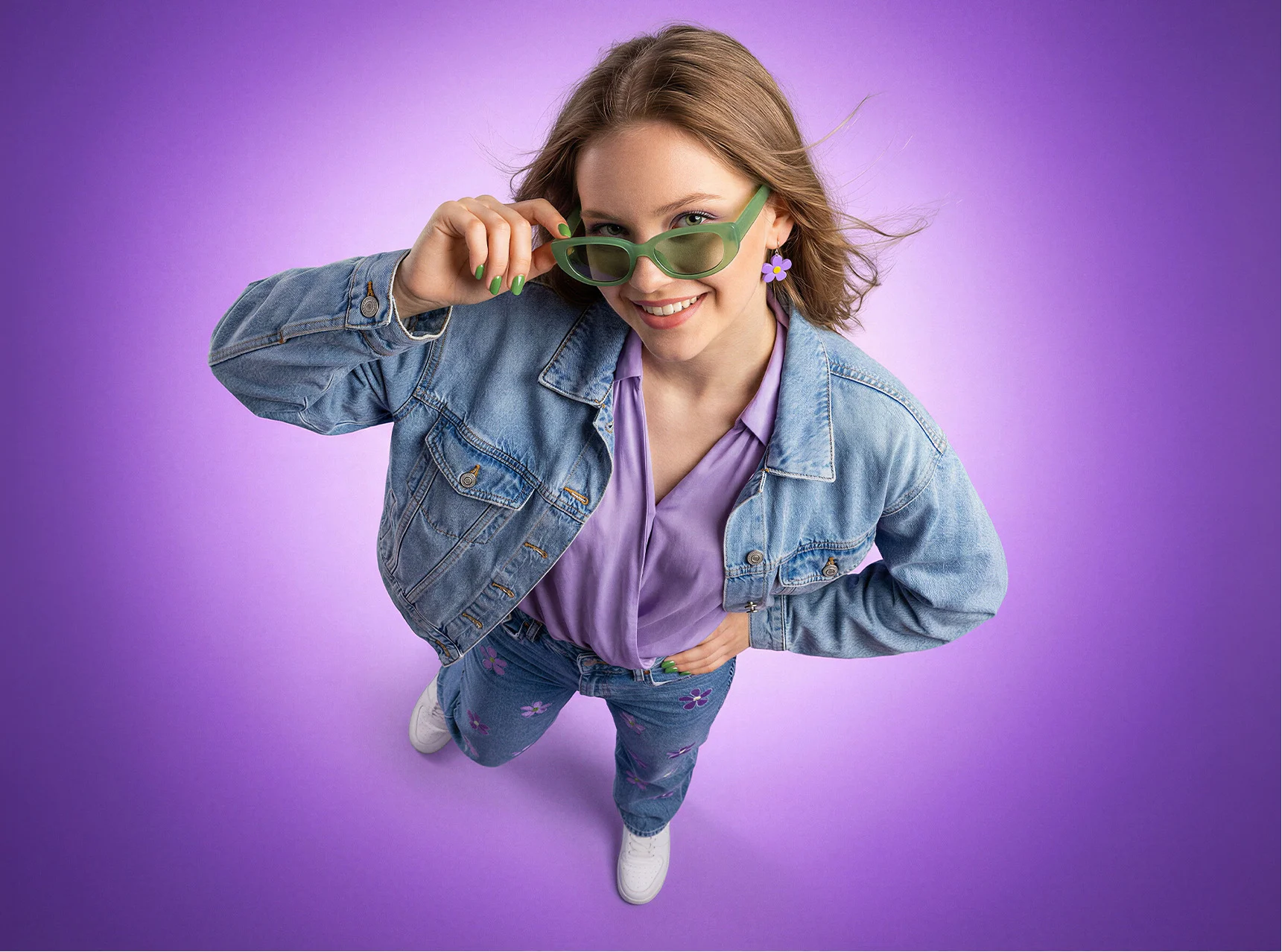 Момиче с обици цветя