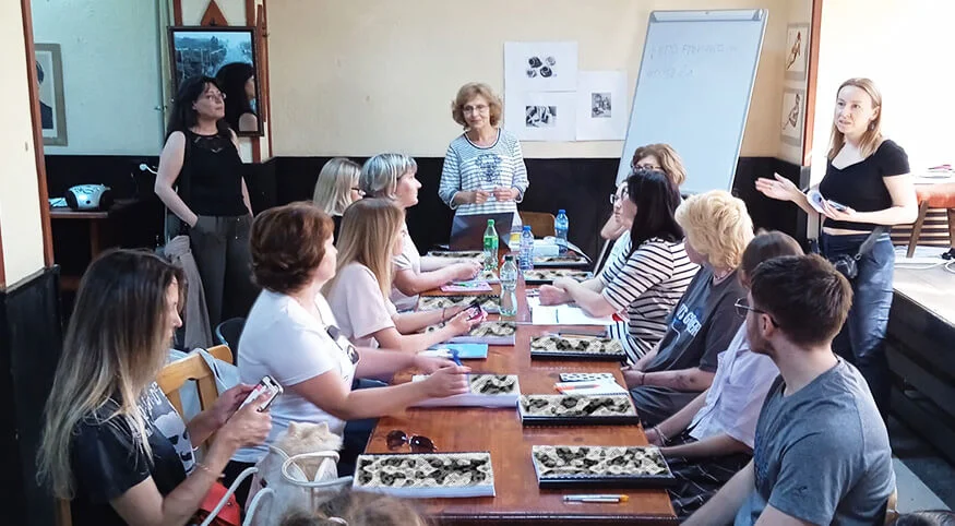 ДСК Помага курсове по български украйнски бежанци