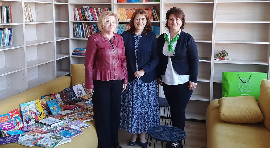 Банка ДСК дарява книги